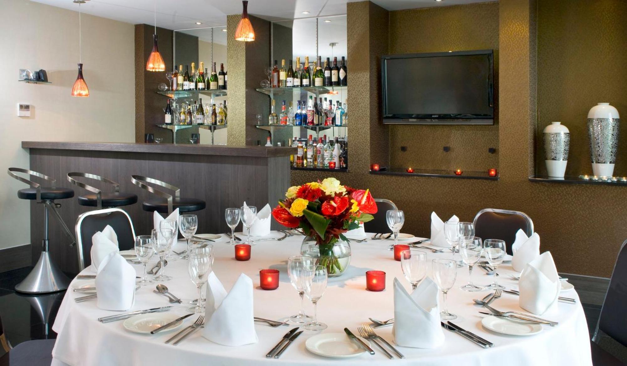 Отель Crowne Plaza London - Kingston By Ihg Surbiton Экстерьер фото