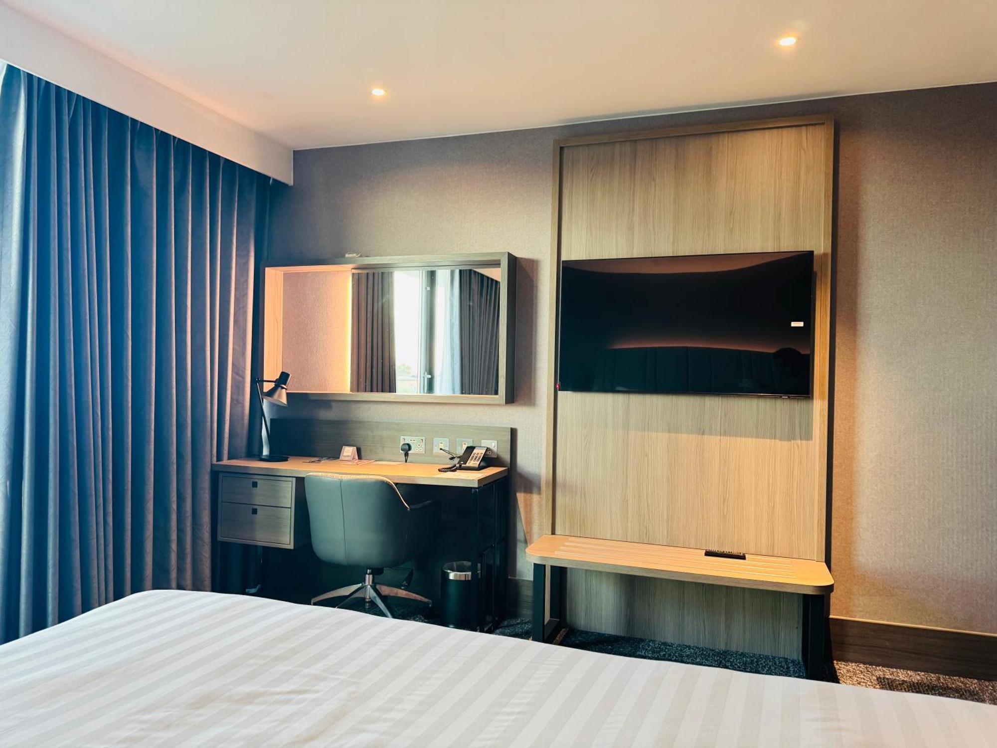 Отель Crowne Plaza London - Kingston By Ihg Surbiton Экстерьер фото