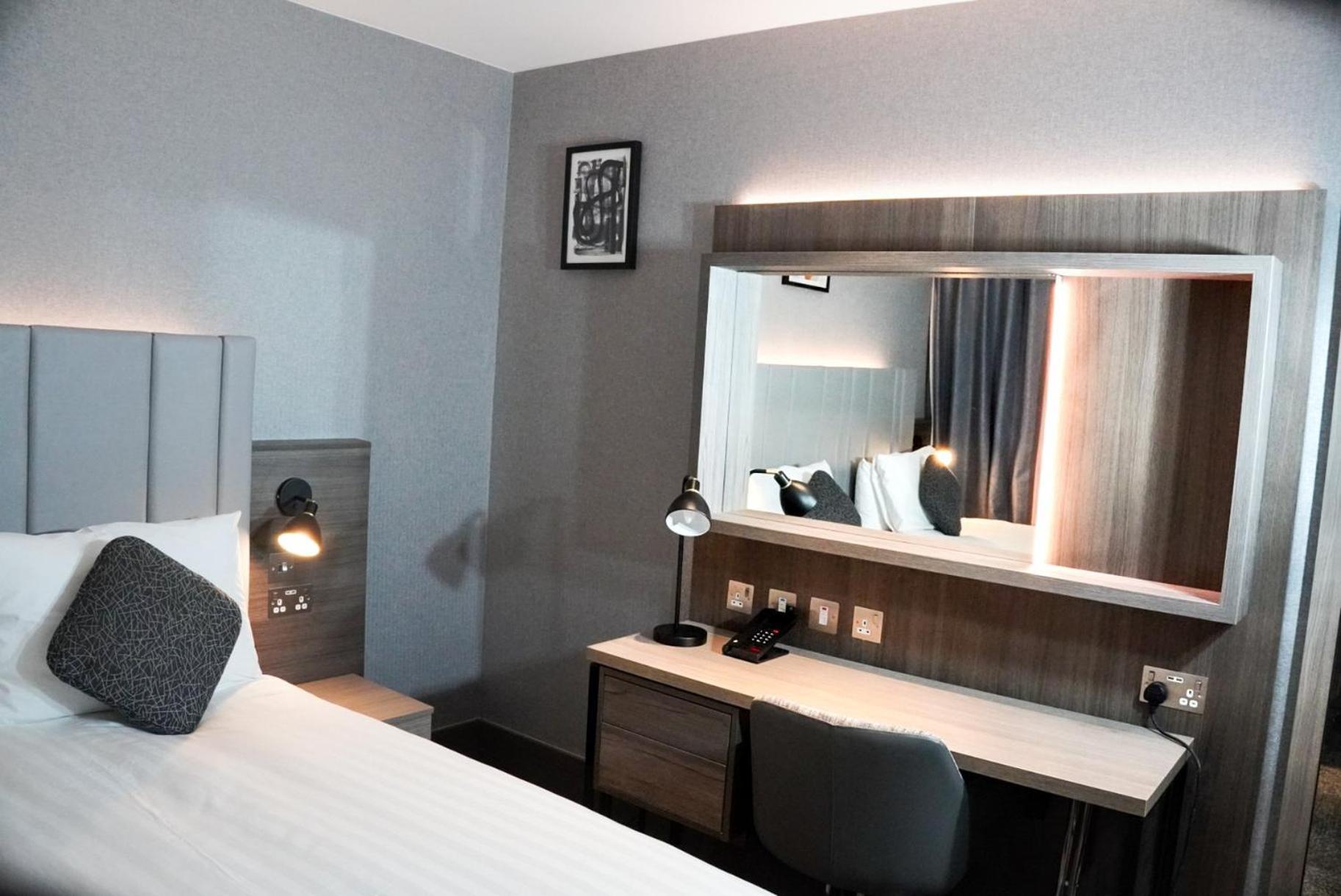 Отель Crowne Plaza London - Kingston By Ihg Surbiton Экстерьер фото