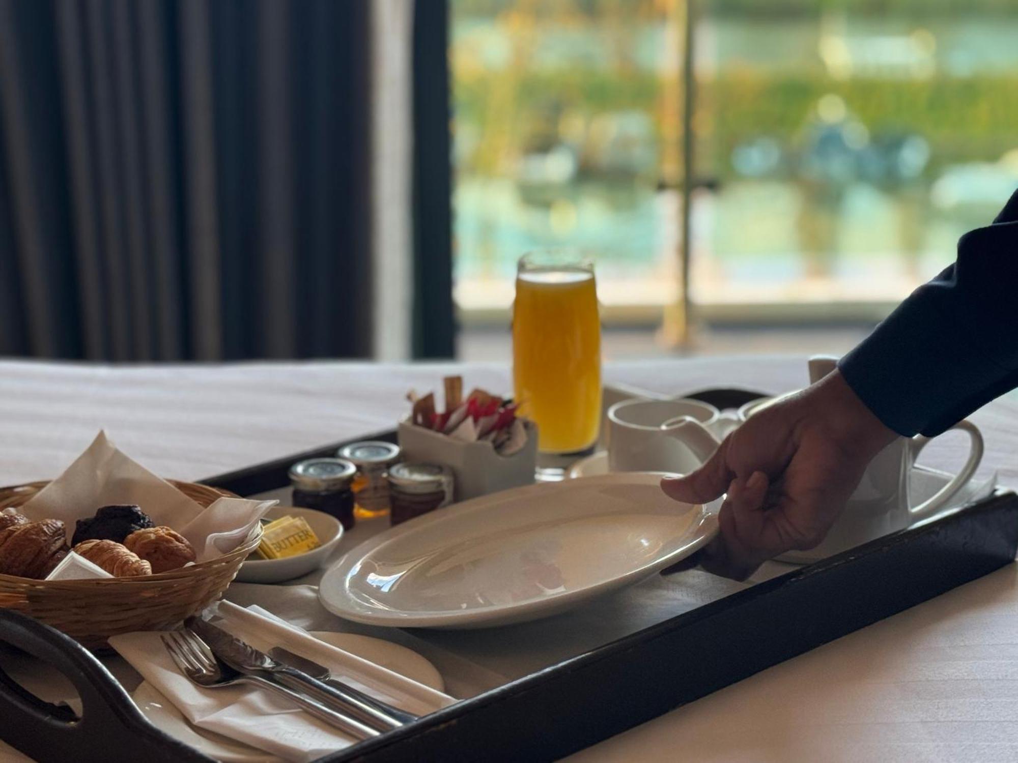 Отель Crowne Plaza London - Kingston By Ihg Surbiton Экстерьер фото