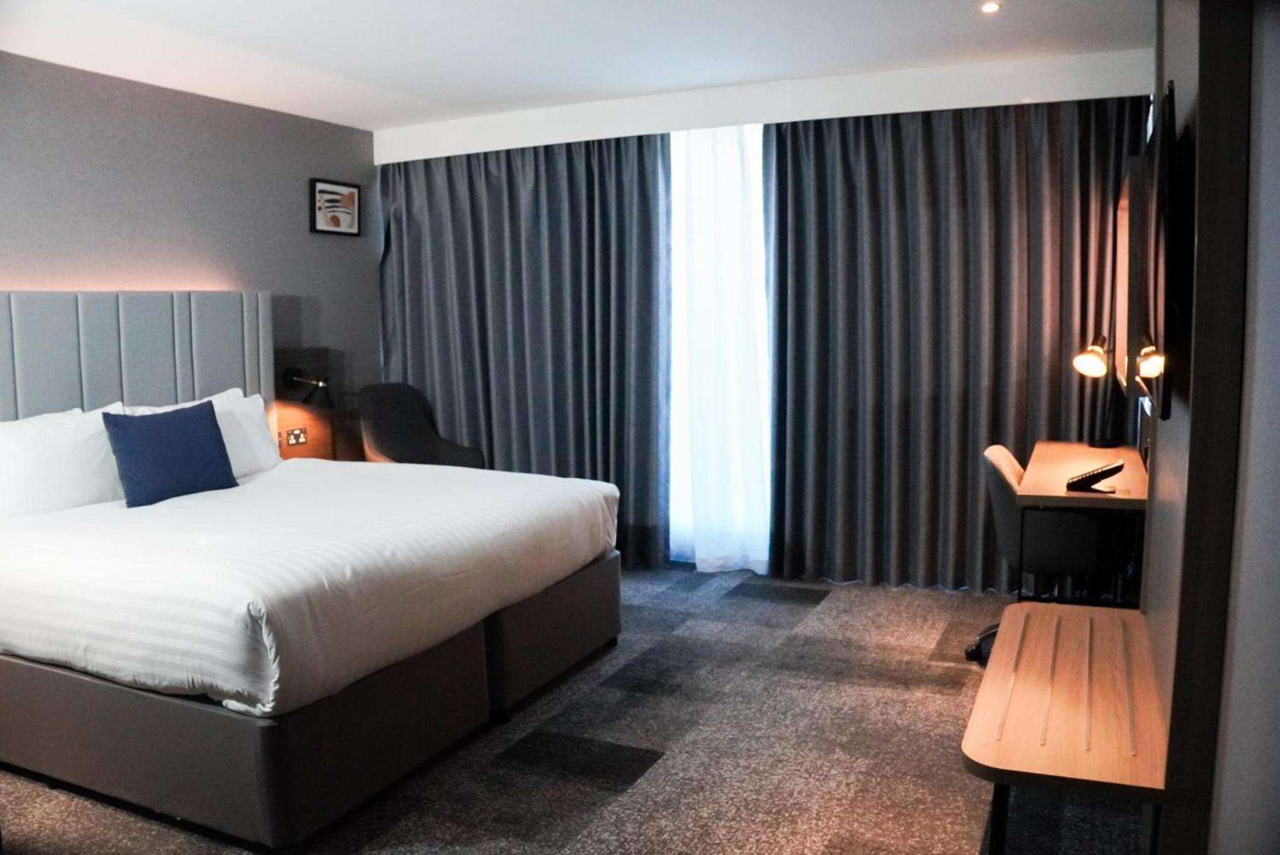 Отель Crowne Plaza London - Kingston By Ihg Surbiton Экстерьер фото