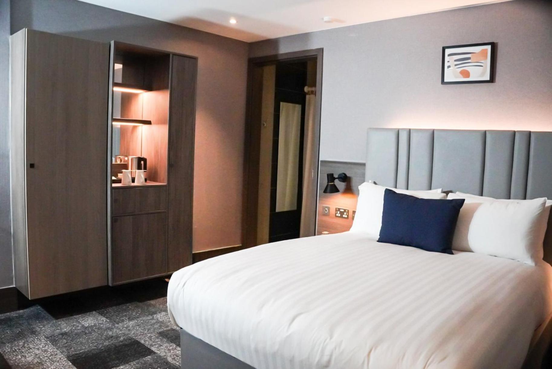 Отель Crowne Plaza London - Kingston By Ihg Surbiton Экстерьер фото